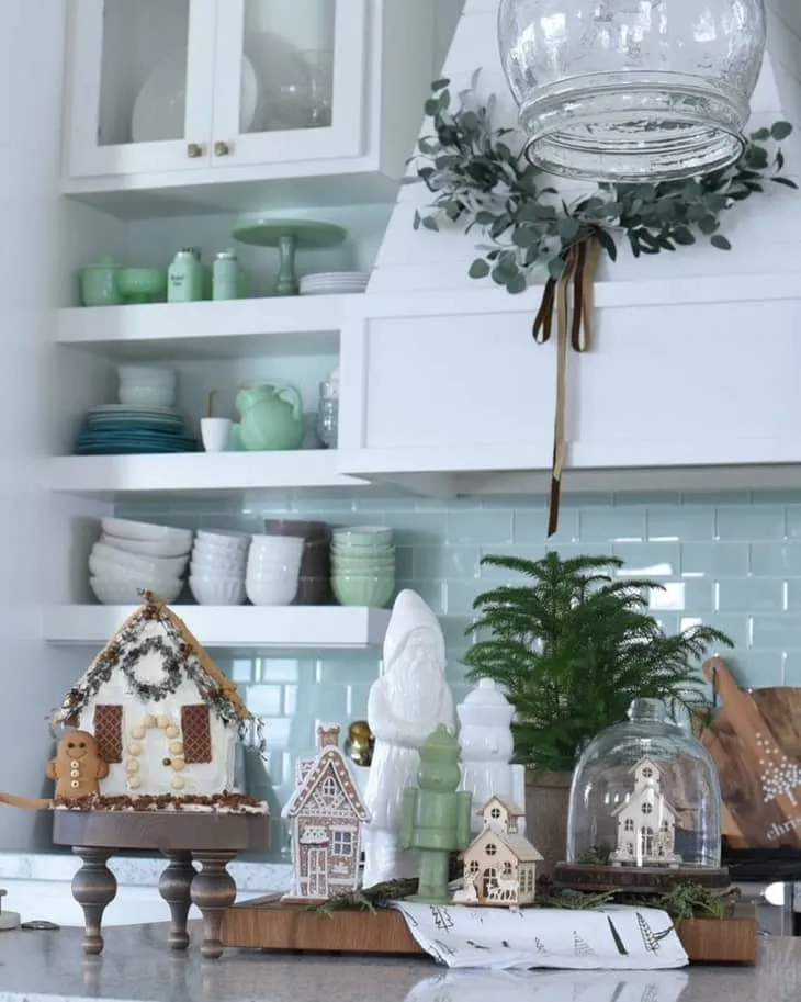 10 Christmas Color Schemes - Decorating Ideas for 2022 | Apartment Therapy