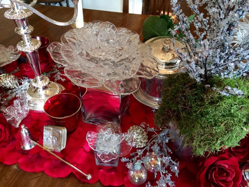 10 Festive and Elegant Christmas Table Decorating Ideas | Anna Lou Glass