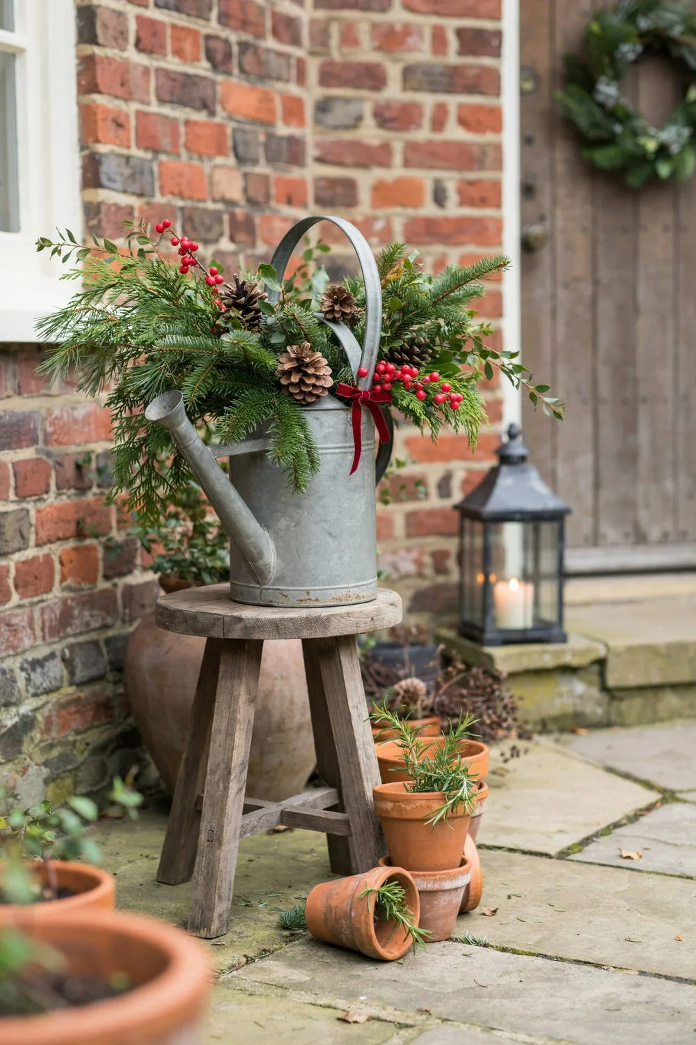 12 DIY Christmas Planters Using Evergreen Branches and Pinecones for a  Festive Porch | DIY Garden