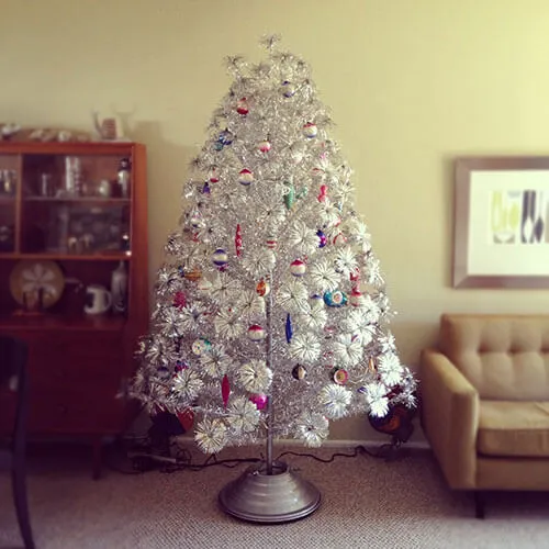 12 funny, unique and creative holiday decorations from readers' houses 2012 - Retro Renovation