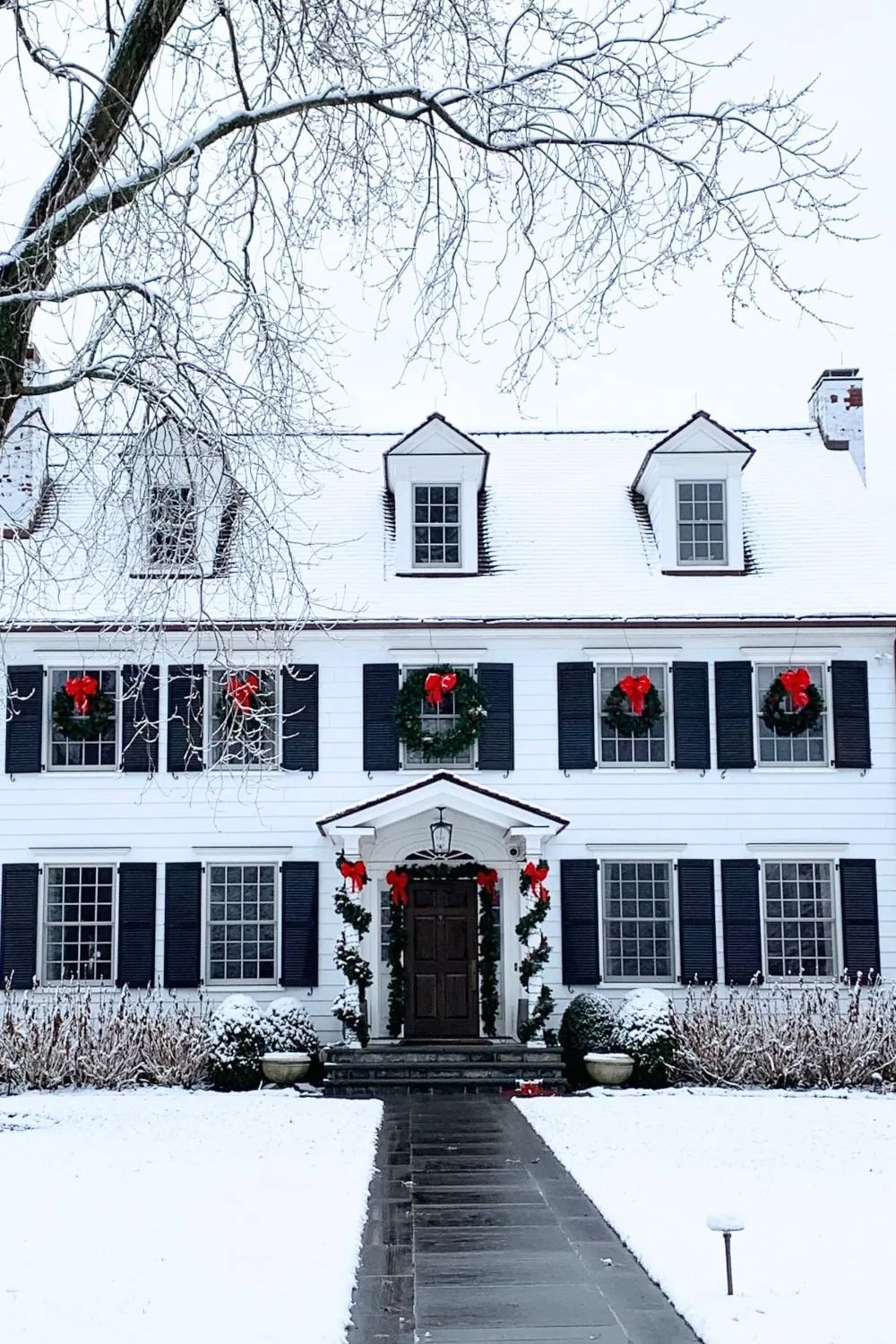 12 Simple Outdoor Christmas Decoration Ideas - Suburbs 101
