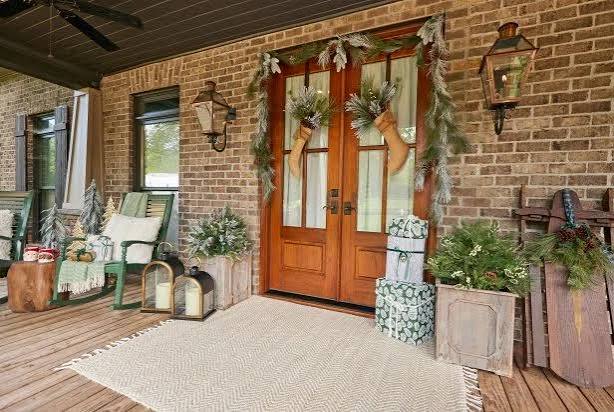 12 Tips for a Cozy Front Porch for Christmas | HGTV