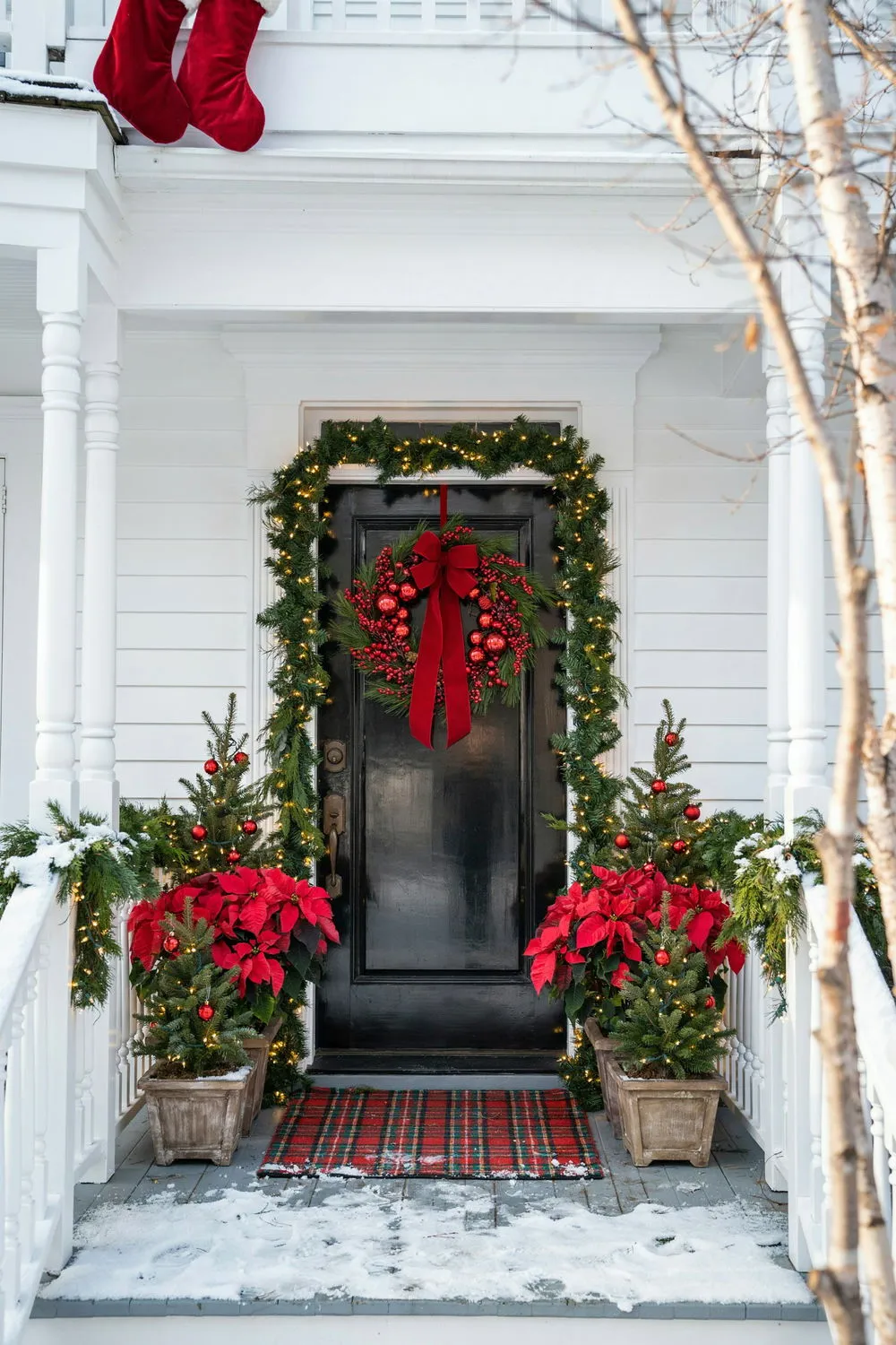 13 Christmas Porch Ideas With Lights and Greenery for a Magical Holiday Entrance | DIY Garden