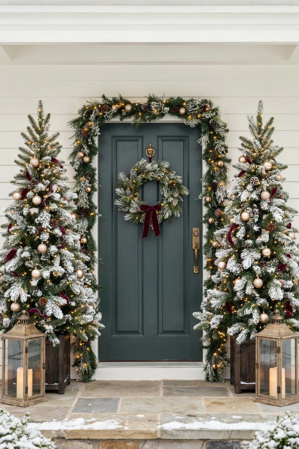 13 Christmas Porch Ideas With Lights and Greenery for a Magical Holiday Entrance | DIY Garden