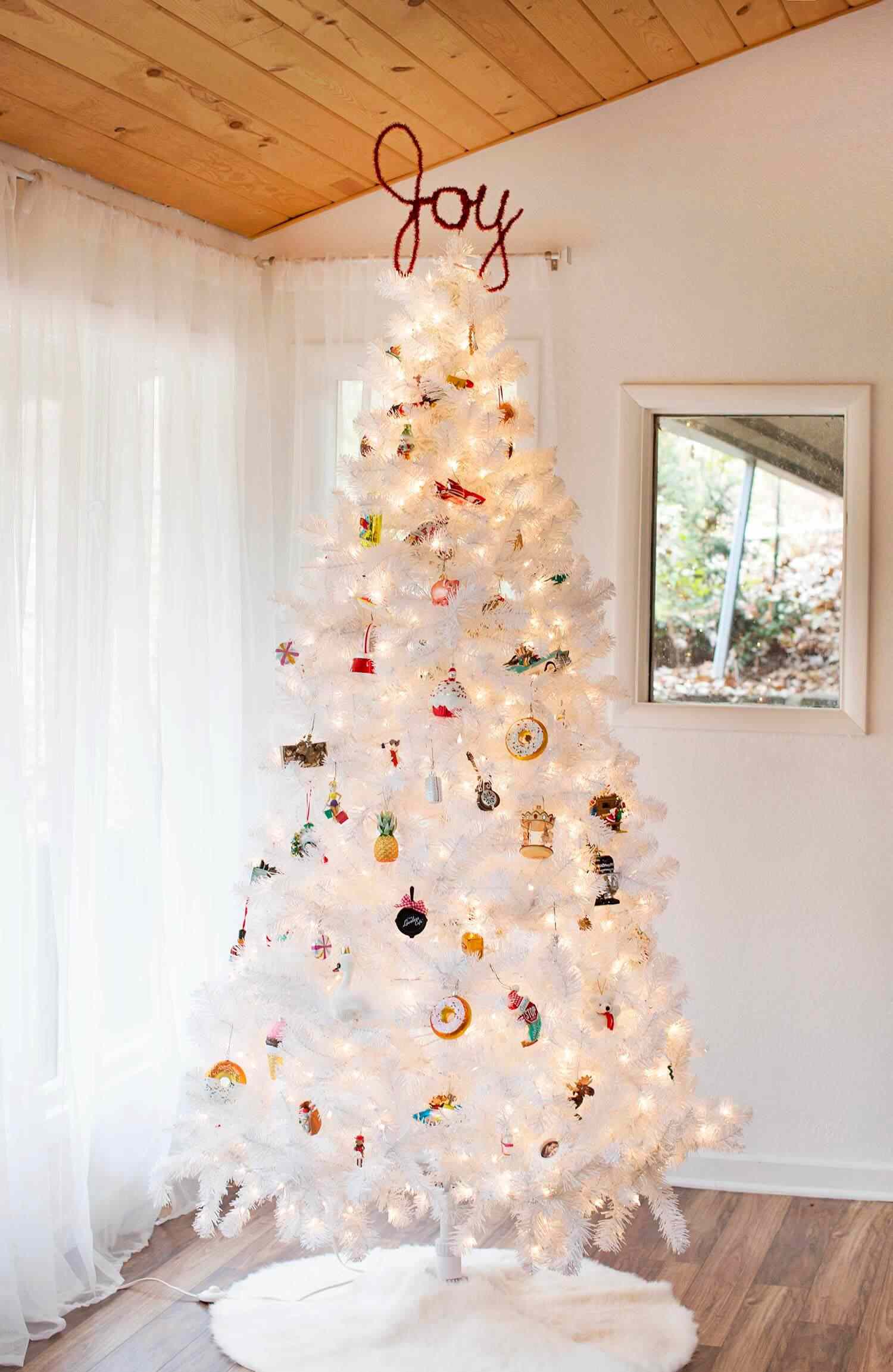 13 Fun and Festive DIY Christmas Tree Toppers You Can Make