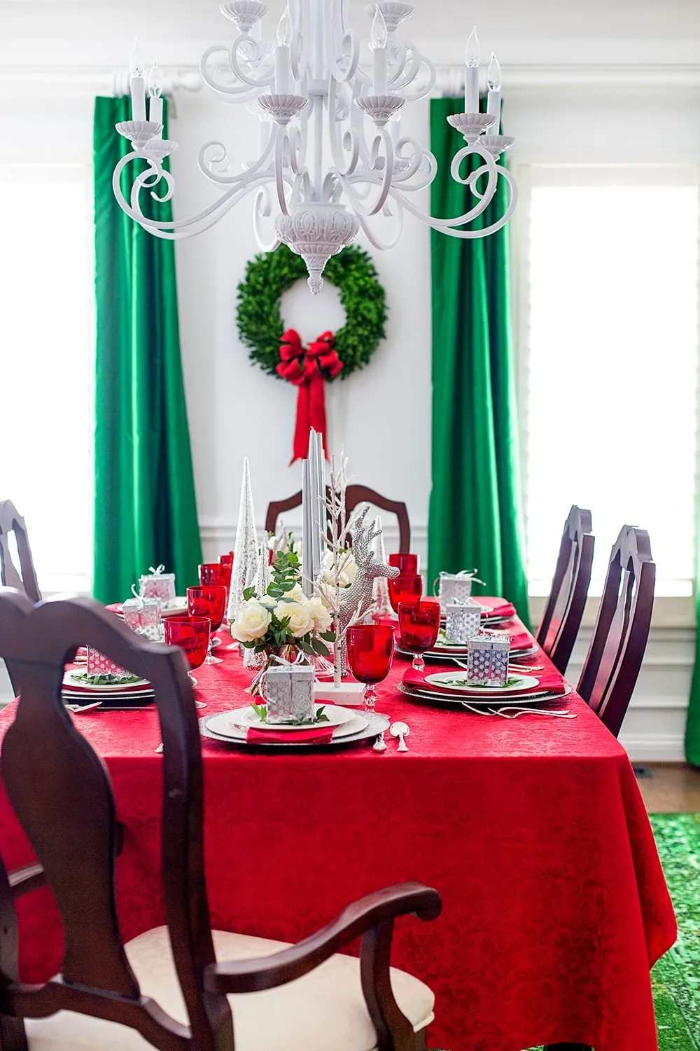 14 Festive Holiday Tablescapes to Inspire You! - Pizzazzerie