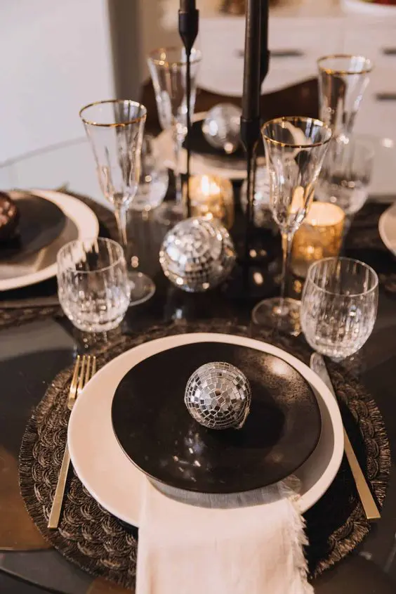 15 Apartment Holiday Table Decor Ideas for Small Spaces - Jayne Thomas