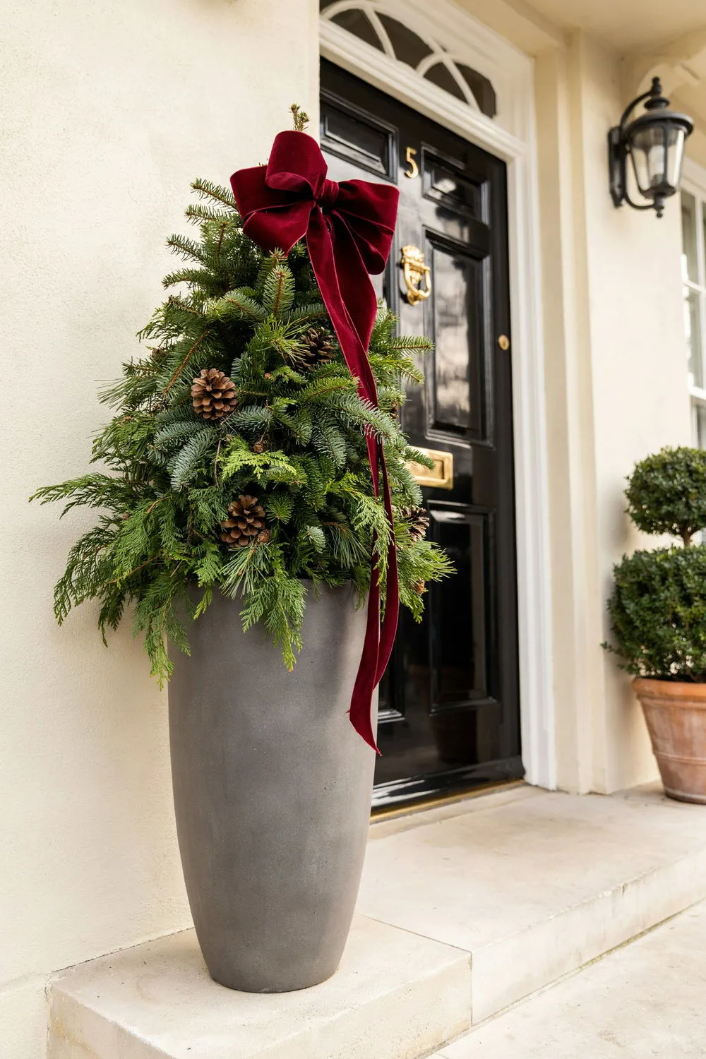 15 Cheap Christmas Planter Ideas That Look Surprisingly Expensive | DIY  Garden