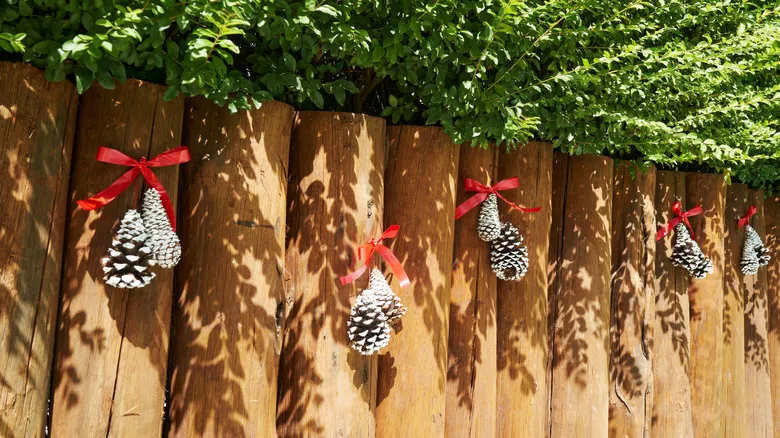 16 Festive Ways To Decorate An Outdoor Fence For The Holidays