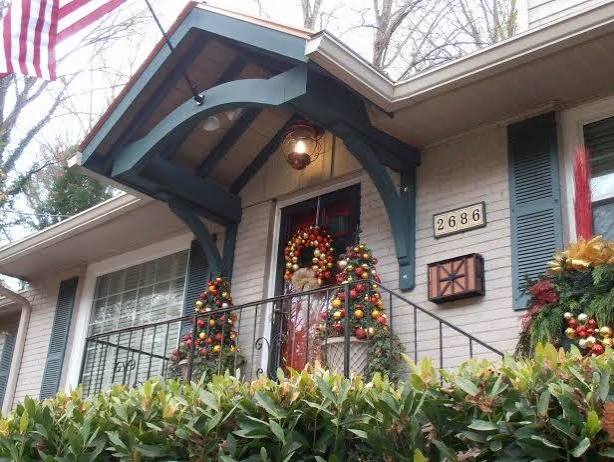 16 Rustic, Garden and Farm-Style Holiday Front Porch Decor Ideas | HGTV