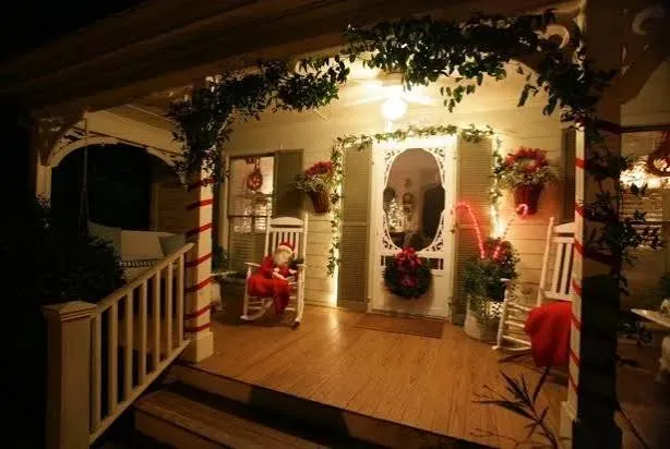16 Rustic, Garden and Farm-Style Holiday Front Porch Decor Ideas | HGTV