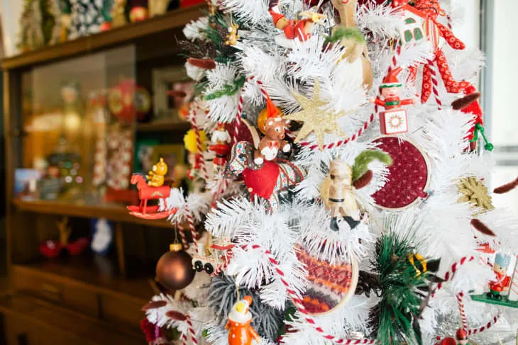 16 White Christmas Tree Ideas - Light, Bright Christmas Decor | Apartment  Therapy