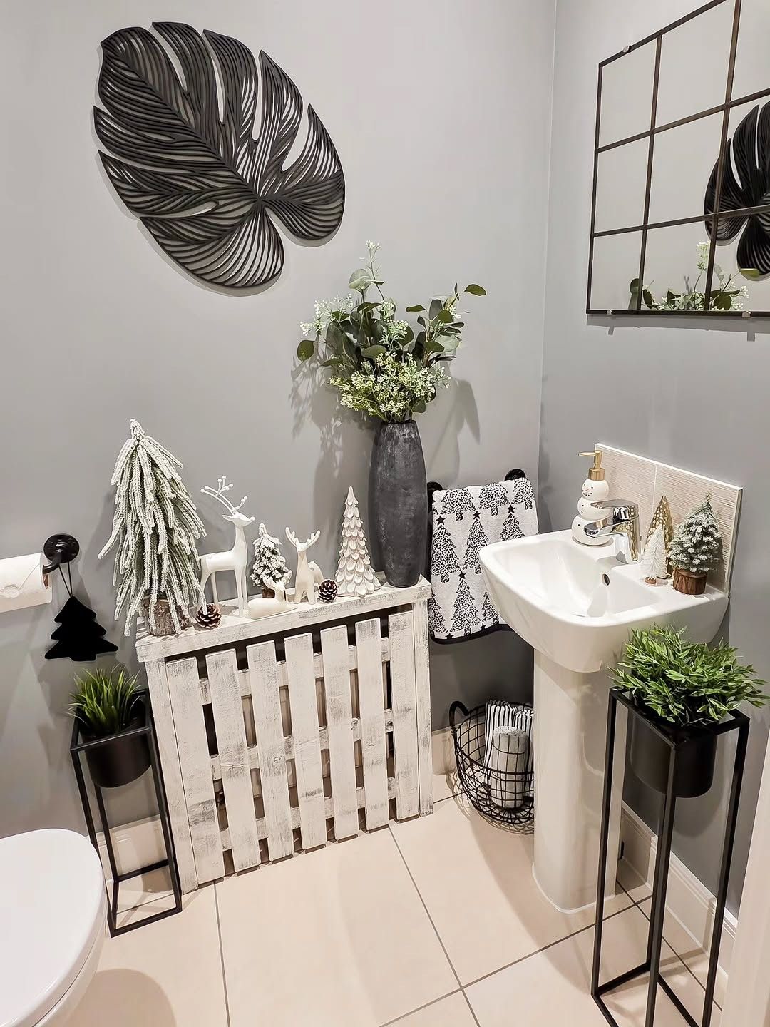 17 Christmas Bathroom Decor Ideas That Prove Even the Smallest Space  Deserves a Festive Moment