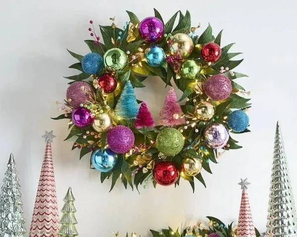 18 Breathtaking Christmas Door Wreaths That Are Begging To Be Stolen By Neighbors — DESIGNED