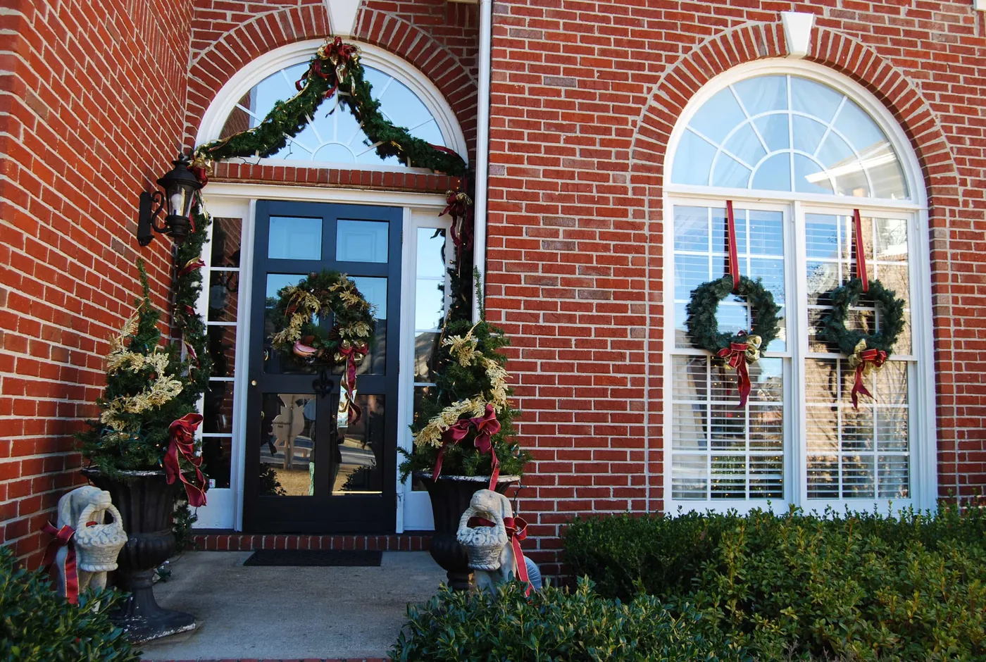 2 Easy Ways to Hang Christmas Wreaths – Dixie Delights