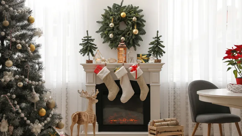 20 Christmas Mantel Decor Ideas For A Beautifully Festive Fireplace