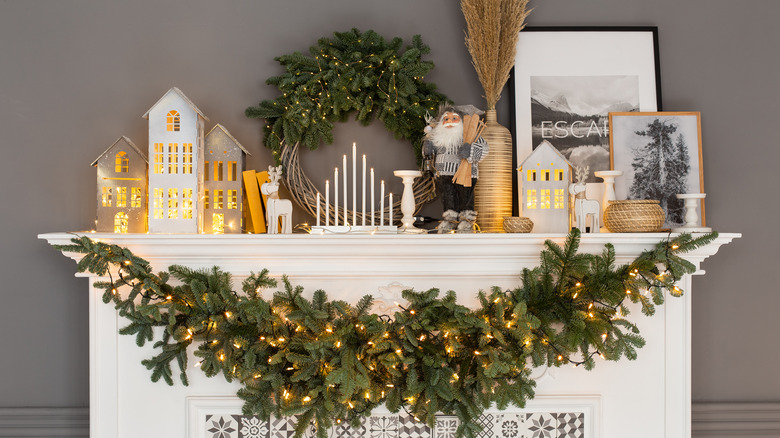 20 Coziest Christmas Decorating Ideas For Your Mantel