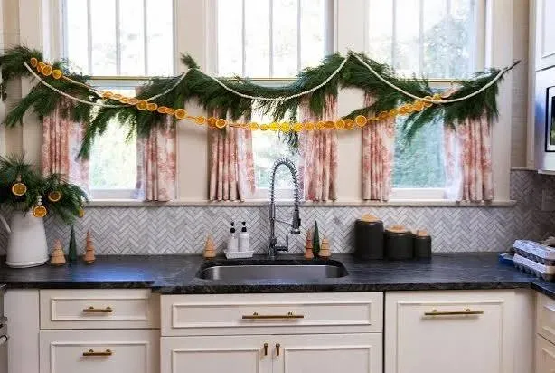 24 Modern Cottage Christmas Decorating Ideas To Bring Your Cozy Holiday Dreams to Life | HGTV