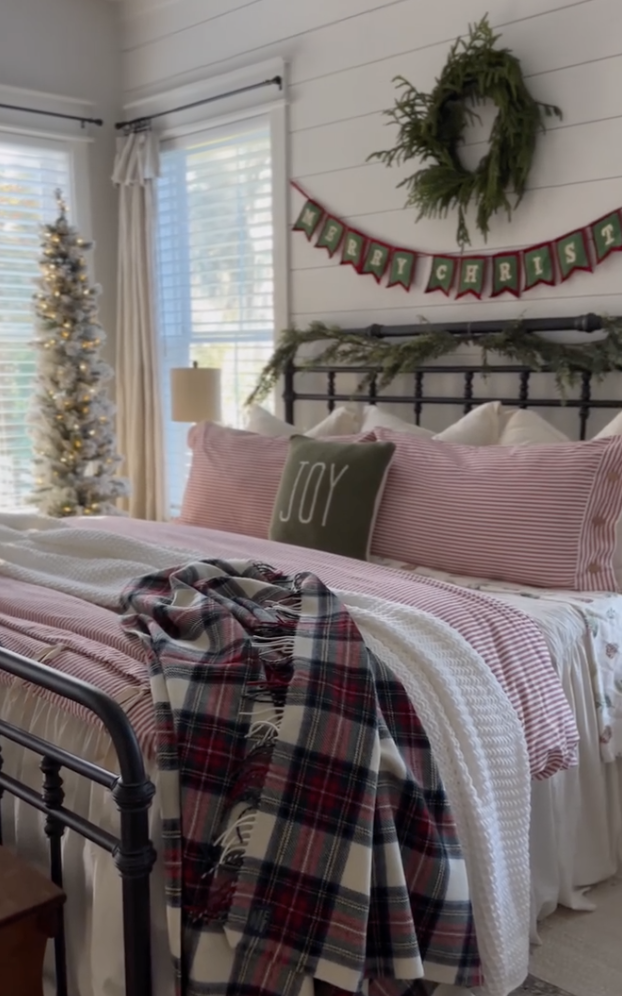 25 Farmhouse Christmas Bedroom Ideas for a Cozy Holiday Home