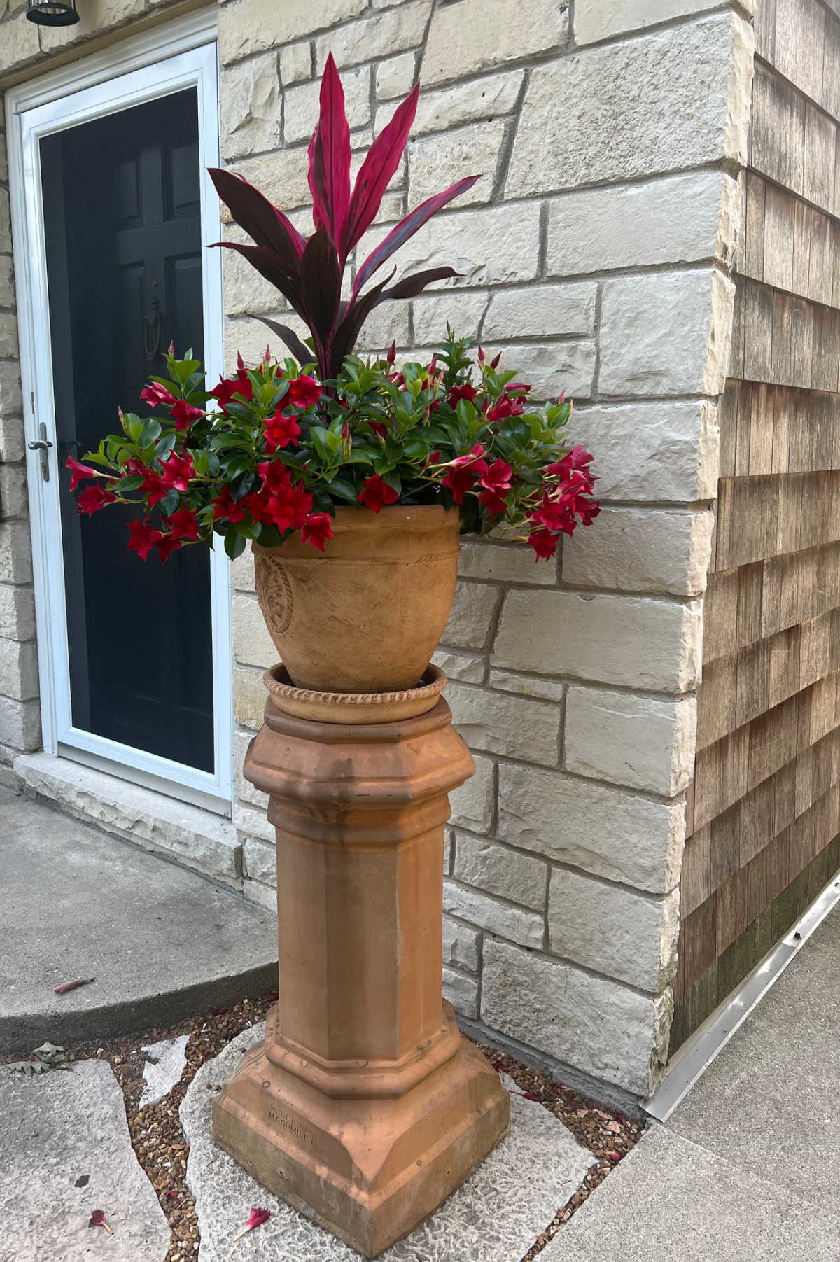 25+ Tall Outdoor Planters - Momcrieff