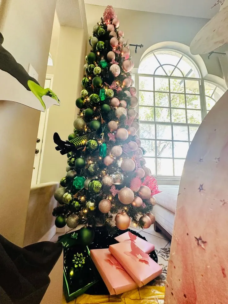 25 Wicked Christmas Decor Ideas That Are Totally Spellbinding