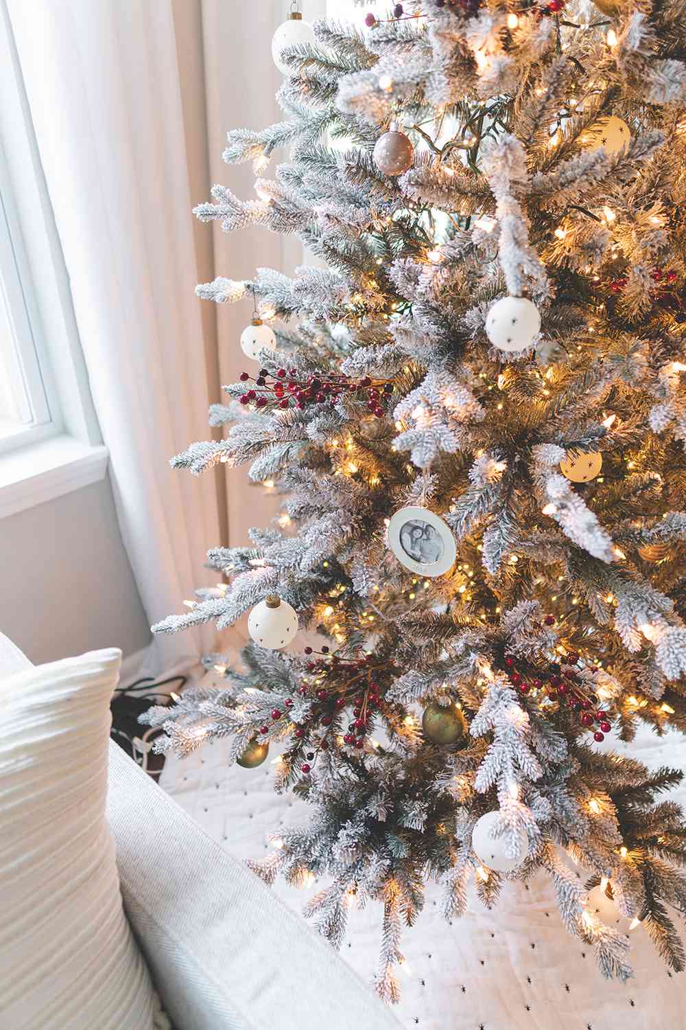 27 Flocked Christmas Tree Decorating Ideas That Will Charm You
