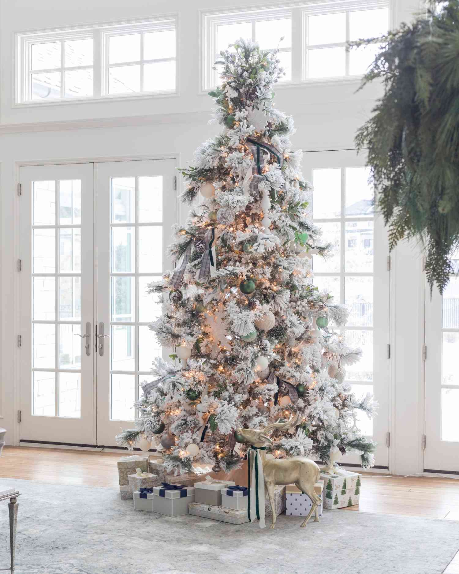 27 Flocked Christmas Tree Decorating Ideas That Will Charm You