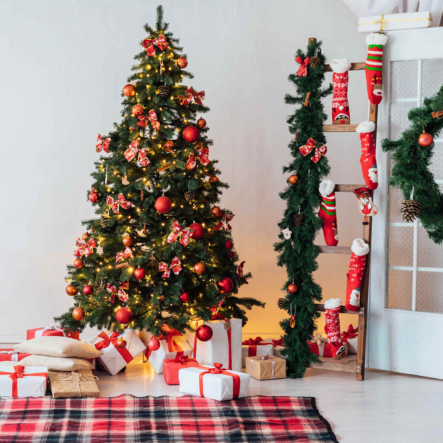 3 Christmas Decor Trends That Give Designers the “Ick” | Apartment Therapy