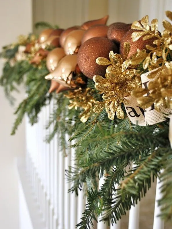 30+ Festive Decoration Ideas for Christmas Staircase - Listing More