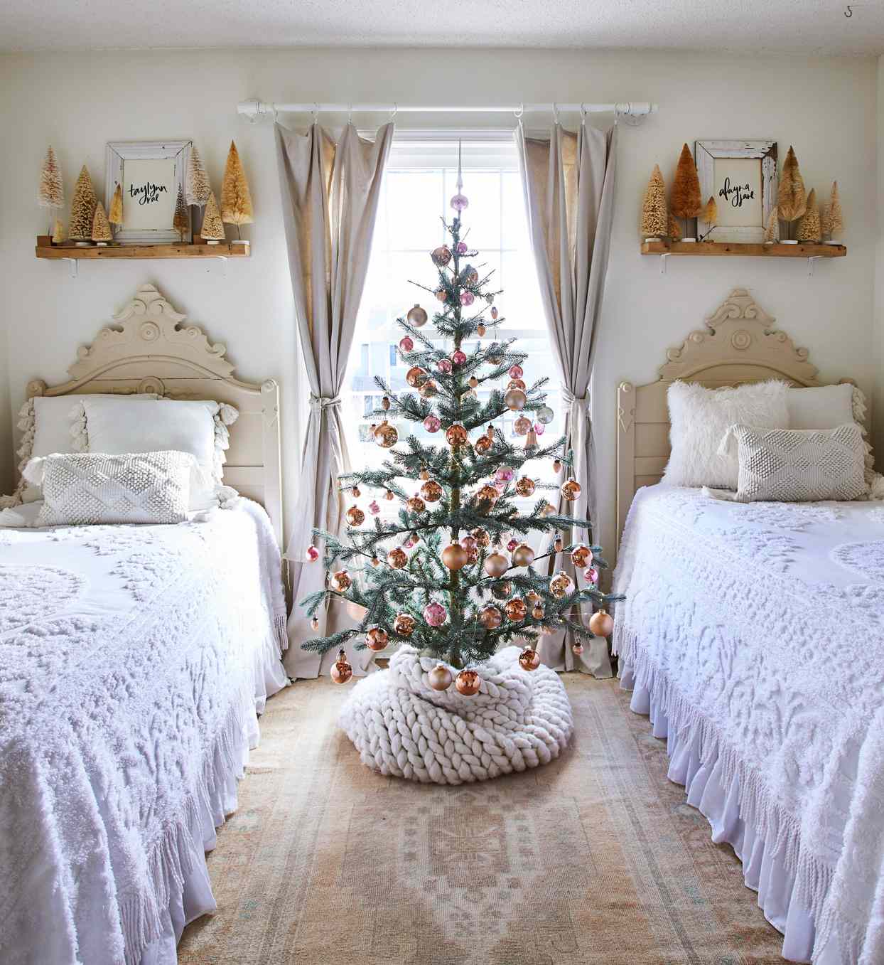 34 Cozy Christmas Bedroom Decor Ideas