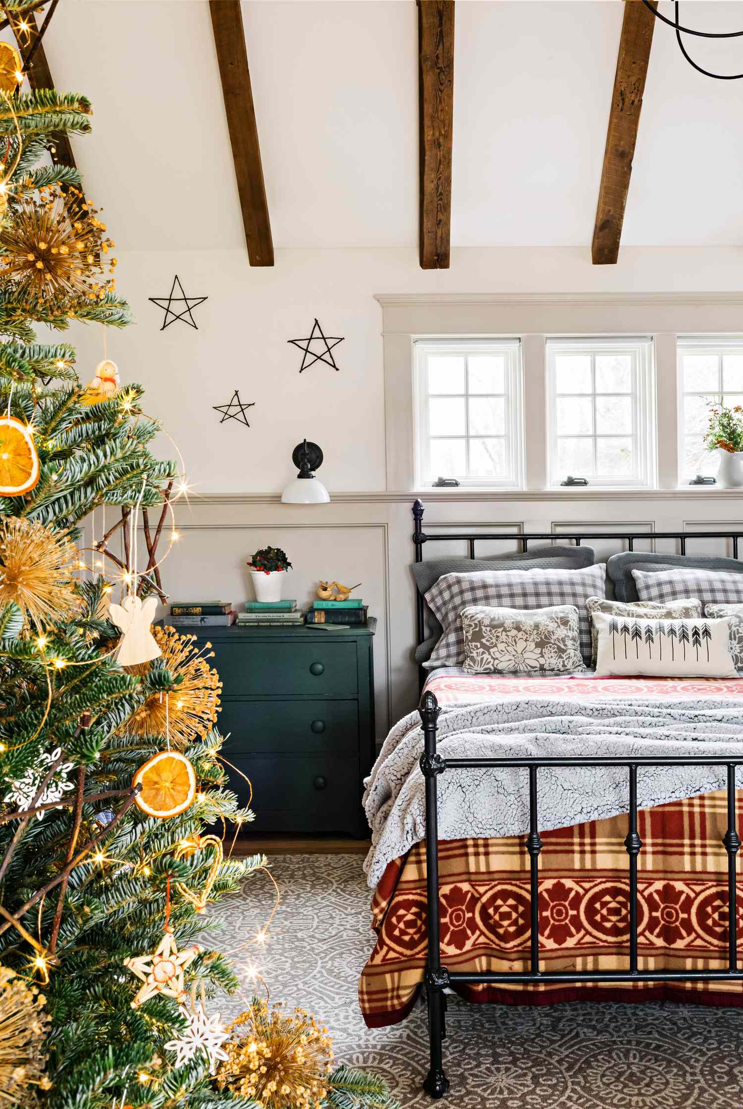 34 Cozy Christmas Bedroom Decor Ideas