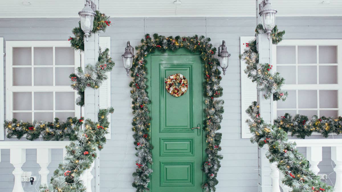35 Best Christmas Porch Decorations to Brighten Up the Whole Neighborhood - Parade Home & Garden