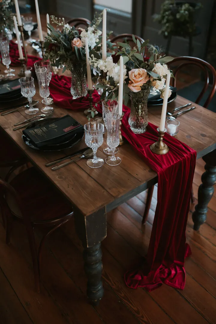 35 Striking Wedding Table Runner Ideas That Look Amazing