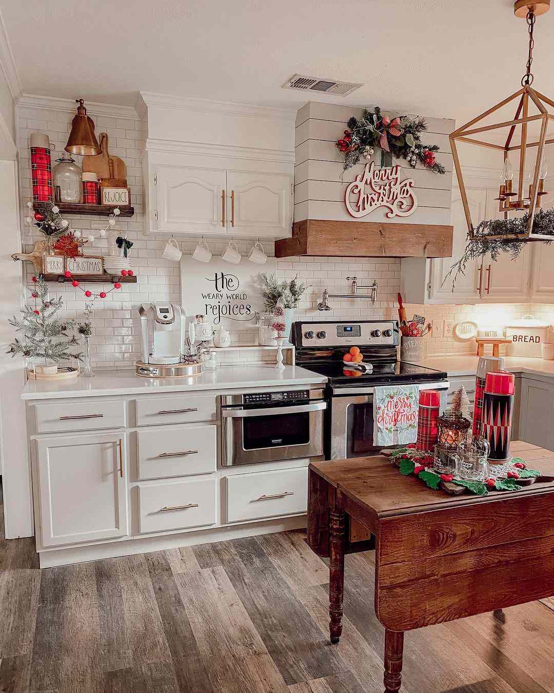 38 Christmas Kitchen Decor Ideas For Extra Holiday Cheer While Cooking