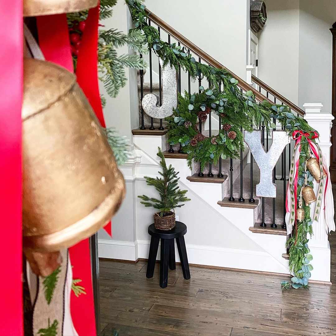 40 Beautiful Staircase Decorations For Christmas