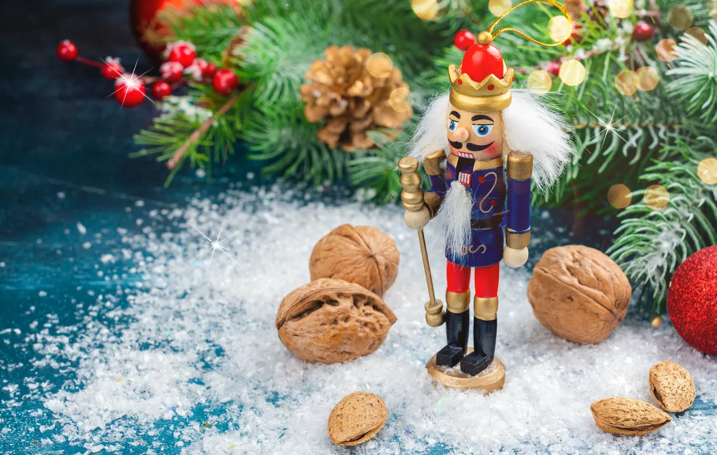 40+ Christmas Centerpiece Ideas To Brighten Your Holiday Table - Parade  Home & Garden