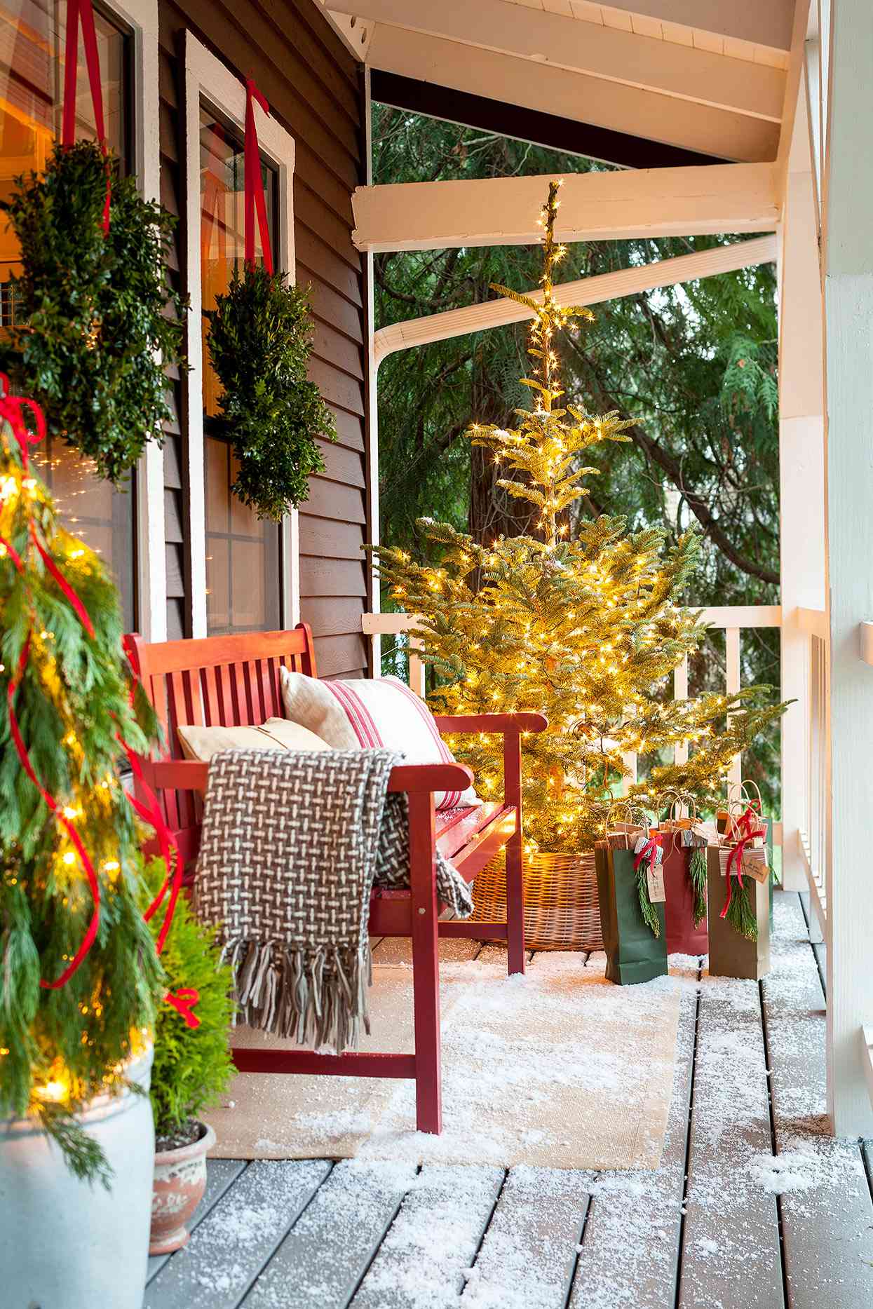40 Festive Ideas for Front Door Christmas Decorations