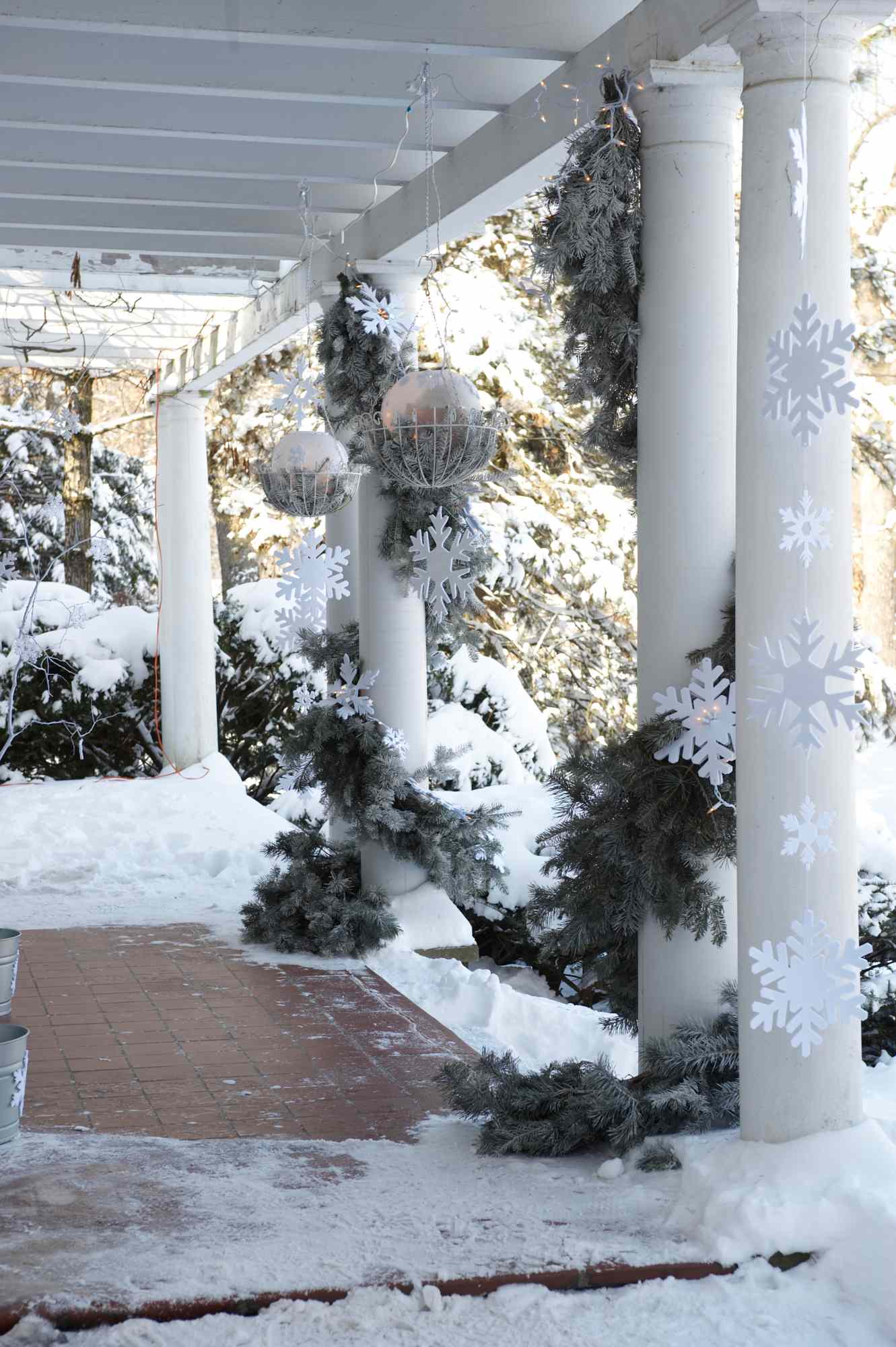 45 Outdoor Christmas Decorating Ideas That Bring the Cheer