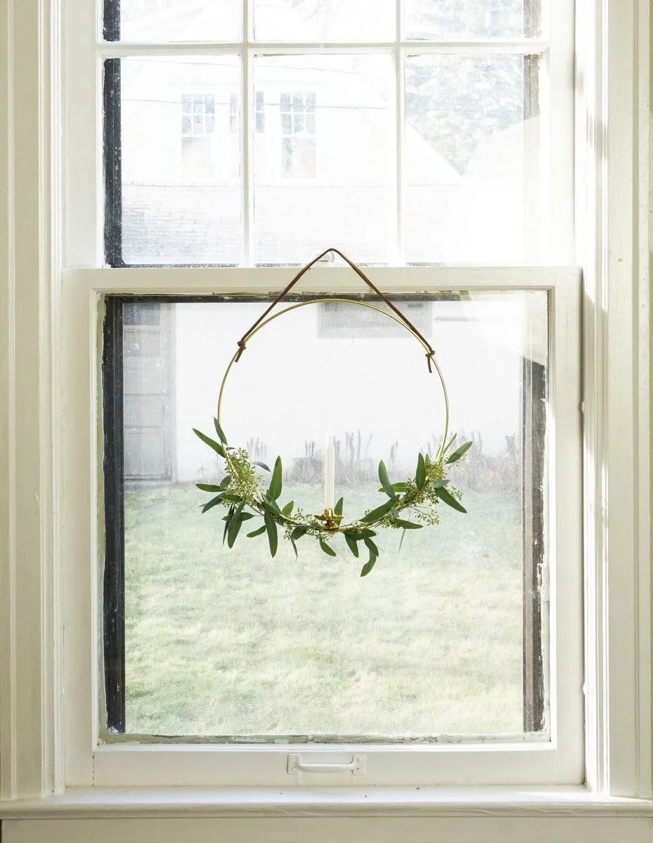 46 Christmas Window Decorating Ideas for a Festive Feeling Outdoors