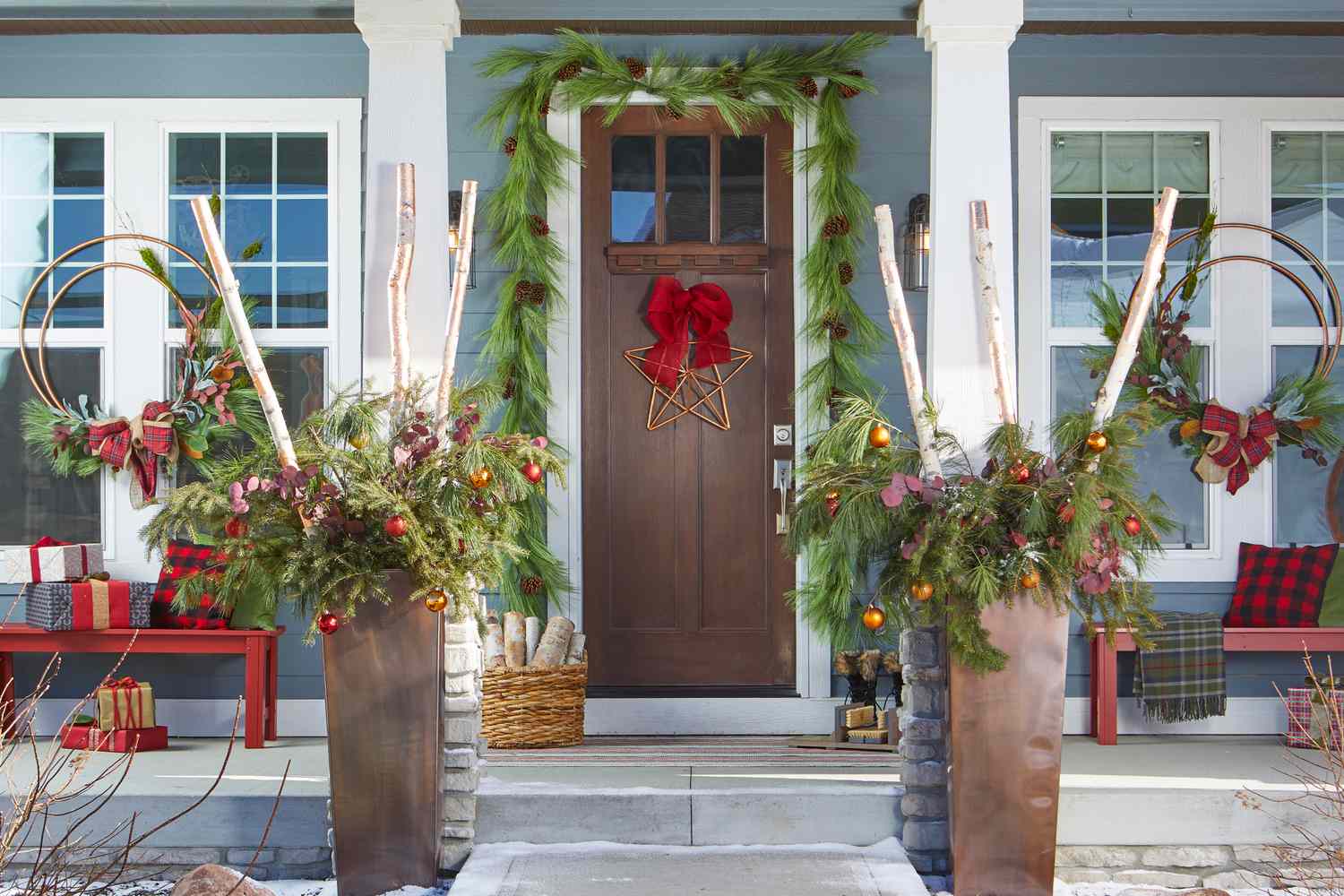 46 Christmas Window Decorating Ideas for a Festive Feeling Outdoors