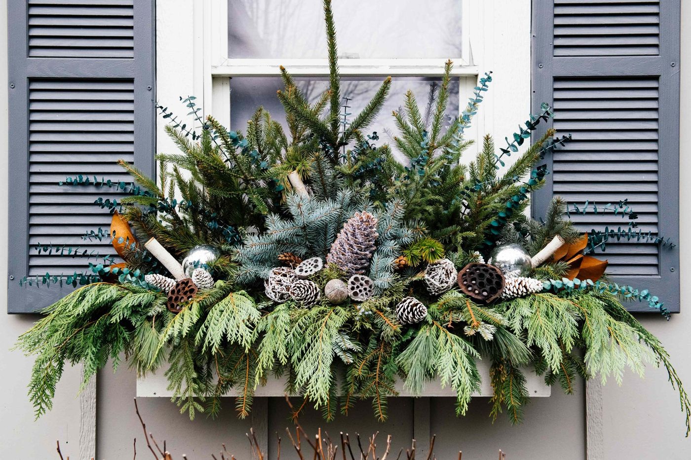 46 Christmas Window Decorating Ideas for a Festive Feeling Outdoors