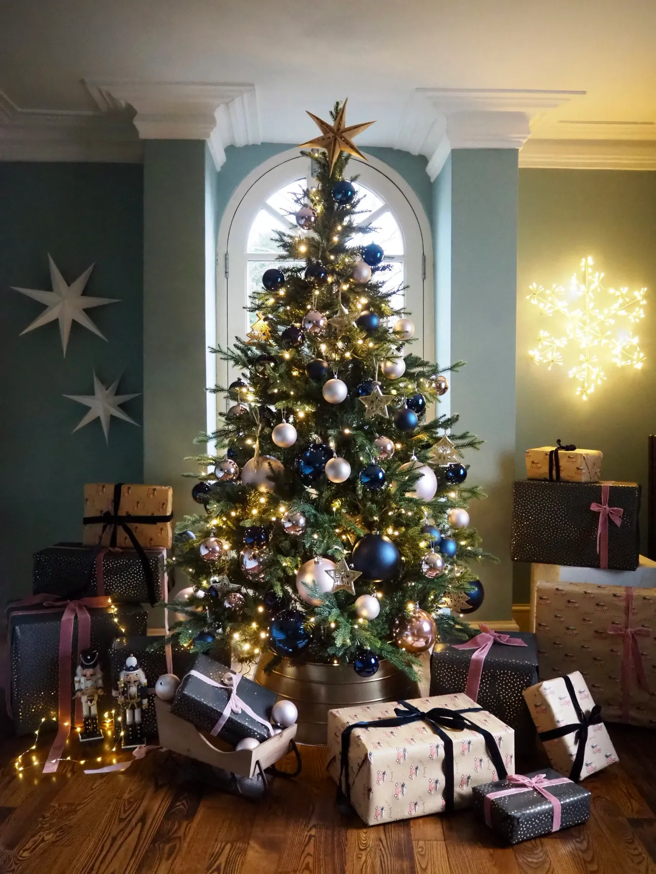 5 Tips On How To Decorate A Christmas Tree Like A Pro — MELANIE LISSACK INTERIORS