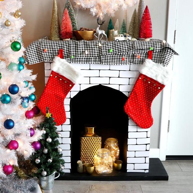 55 Alternative Christmas Ideas, Fireplace Decorating without Garlands