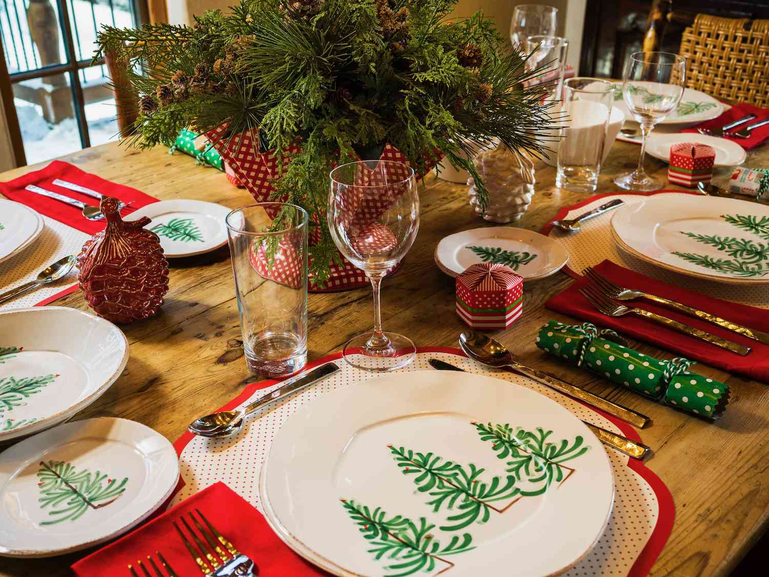 55 Festive DIY Christmas Centerpiece Ideas That Will Look Good on Any Table