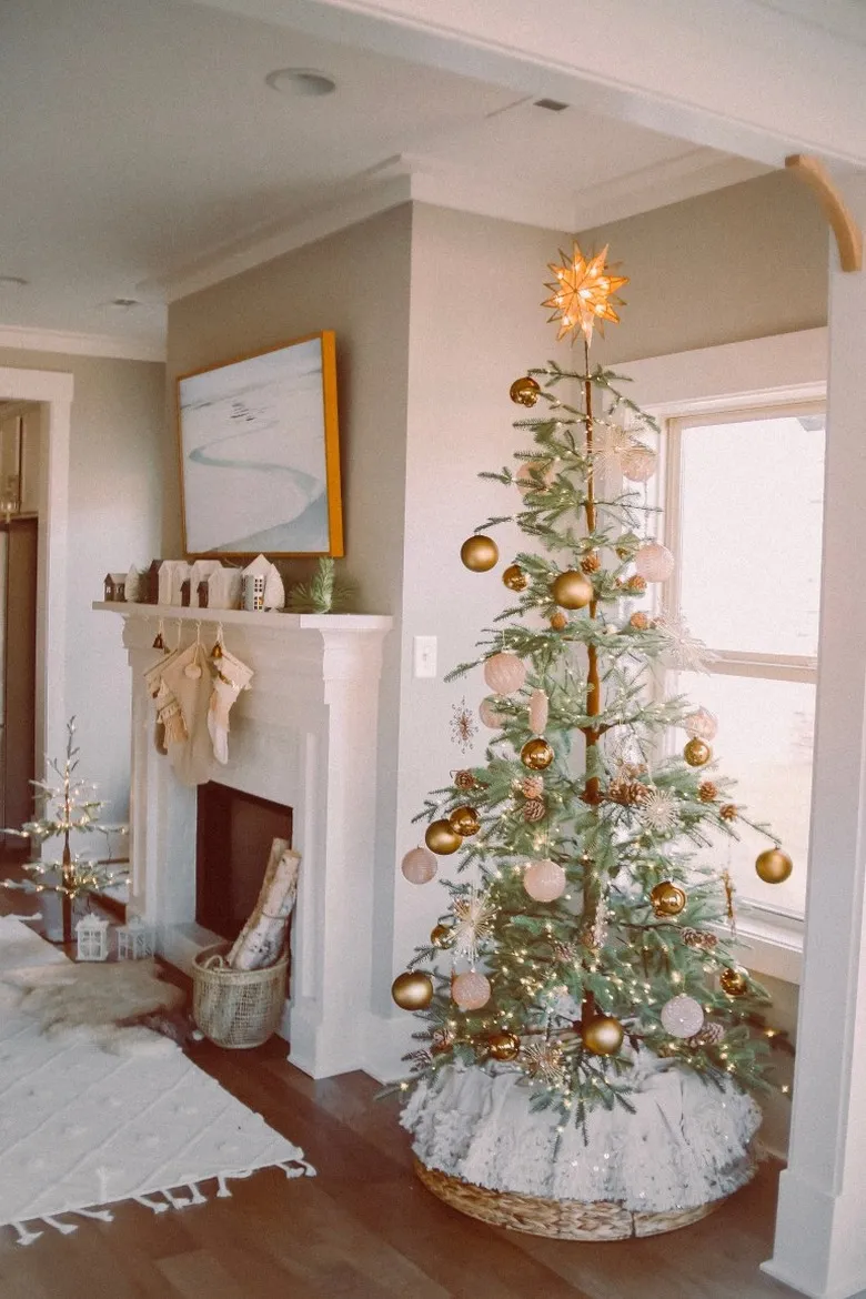 6 Rustic Christmas Tree Ideas That Are Dripping With Woodsy Charm