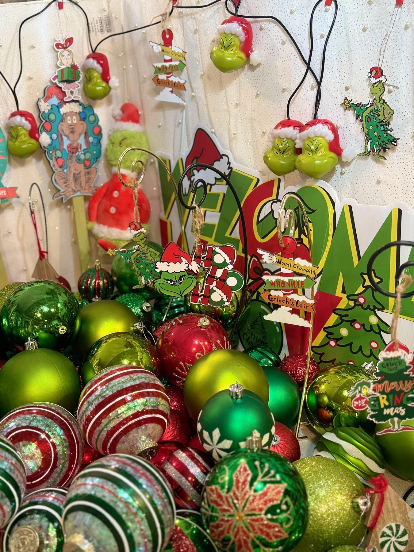 67020e.jpg Christmas The Grinch Theme ornaments 186 Pieces
