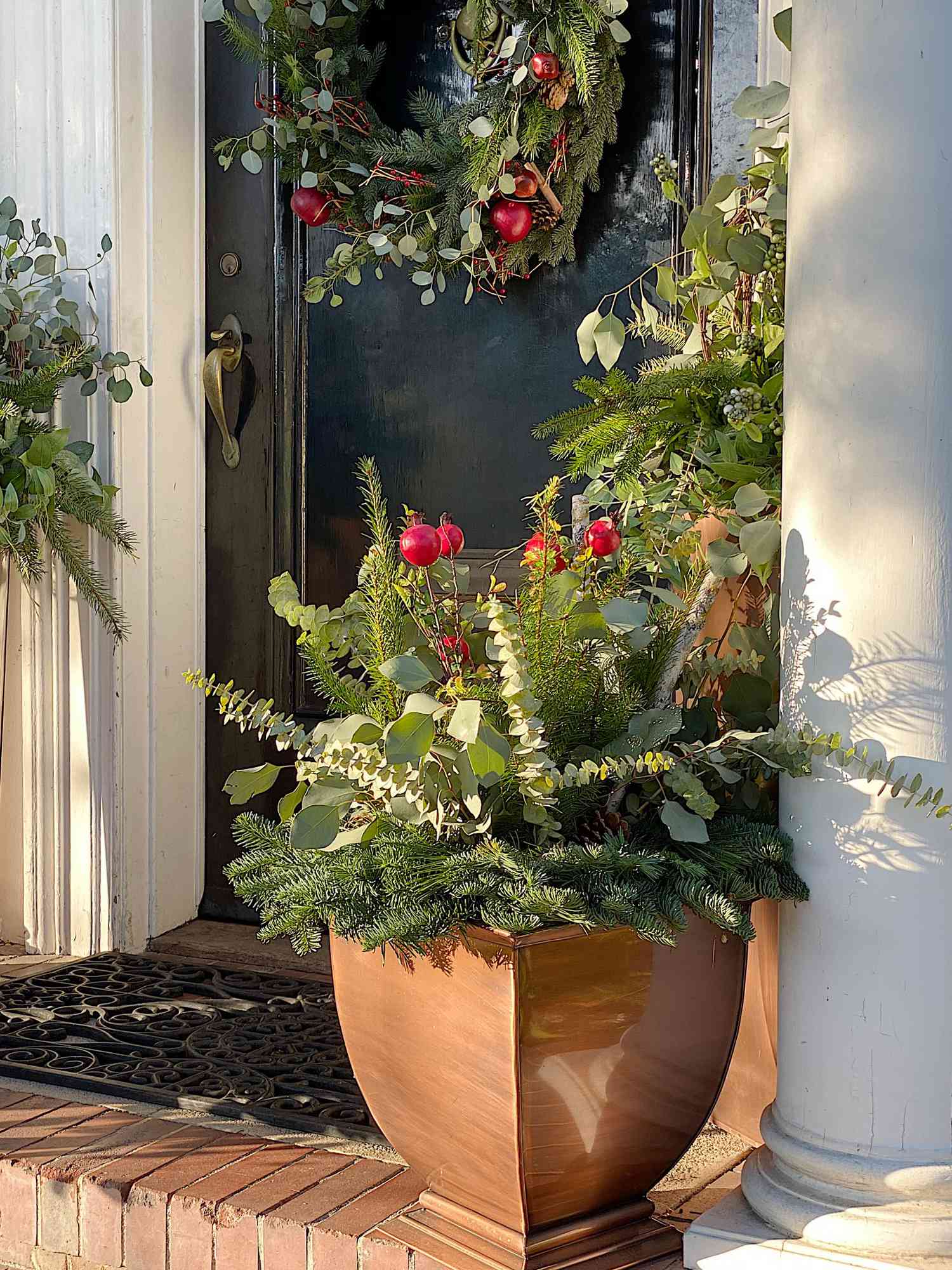 68 Pretty Front Porch Christmas Decorating Ideas for a Festive Welcome