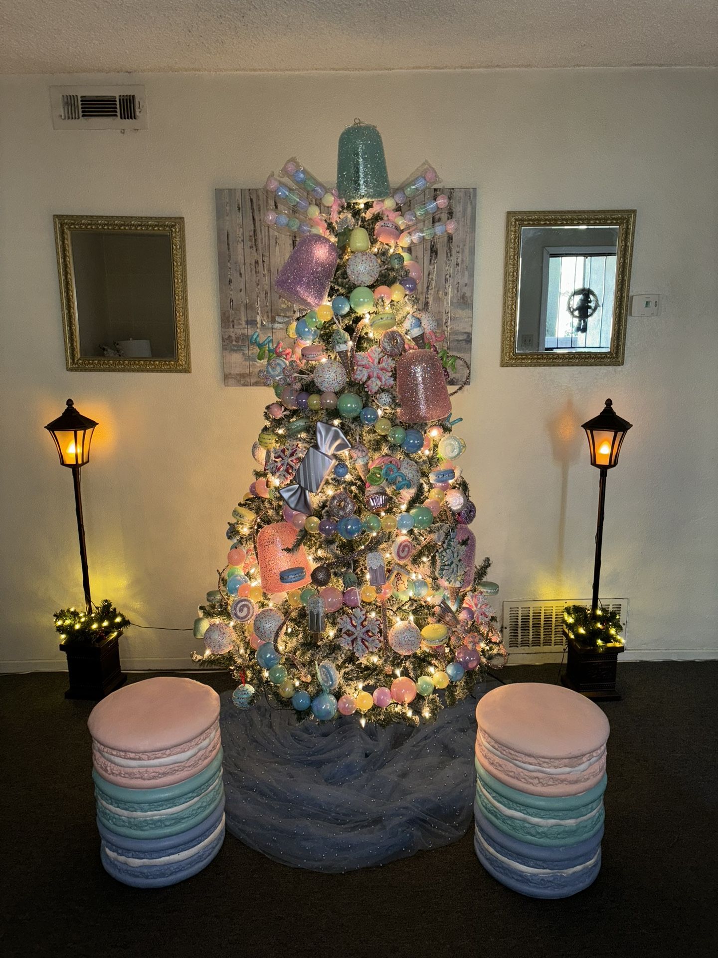 7.5Ft Snow Flocked Artificial Christmas Tree With Pine Cones, Prelit X  Whole Flocked Tree 7 1/2 Ft With Candyland Ornaments