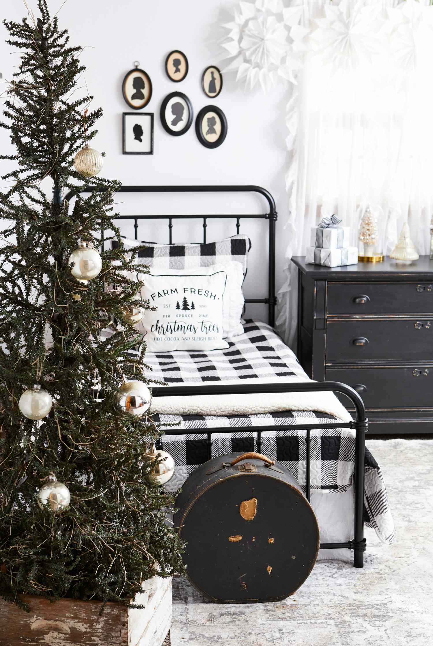 8 Budget-Friendly Ideas for a DIY Christmas Tree Collar