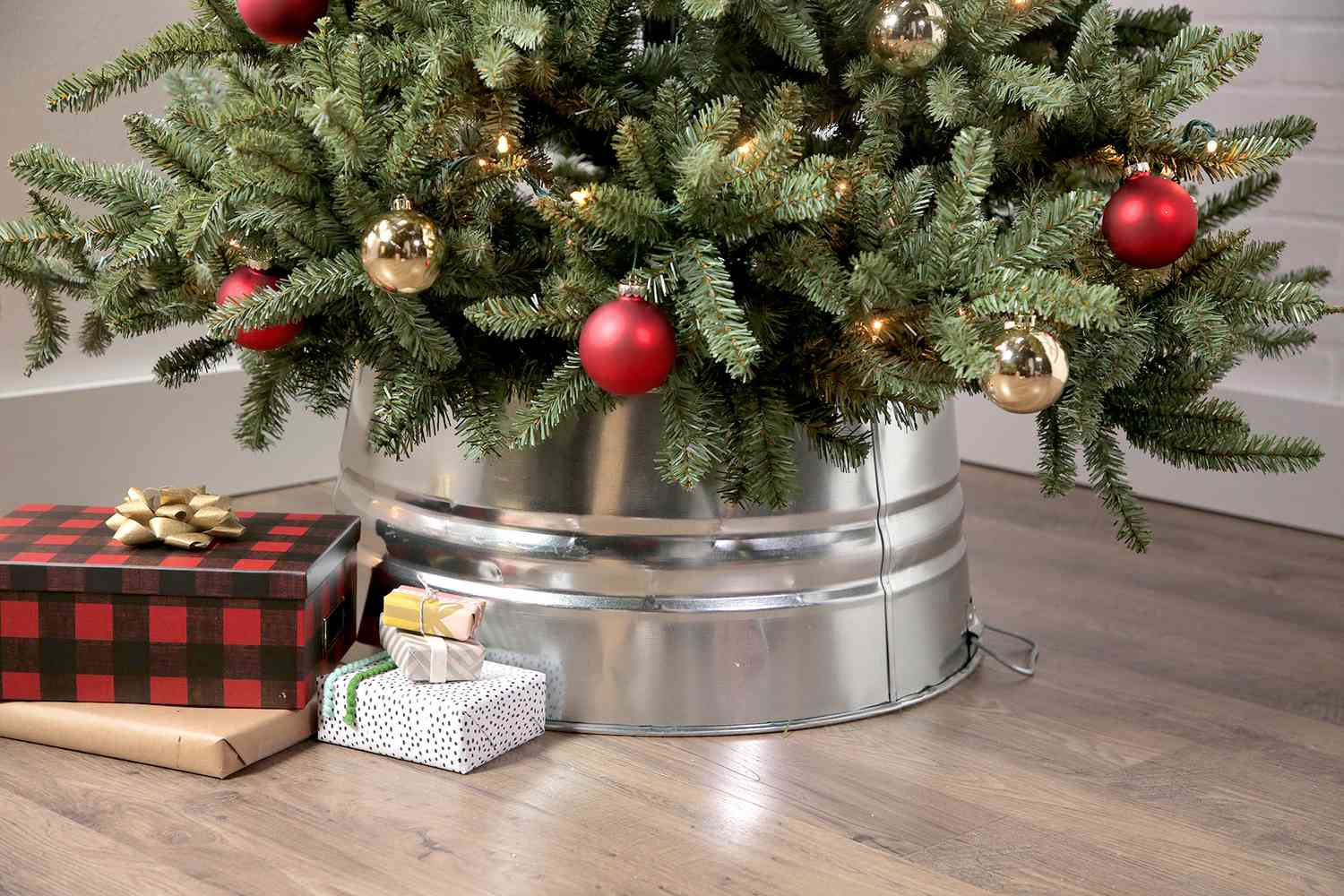 8 Budget-Friendly Ideas for a DIY Christmas Tree Collar